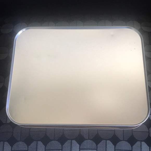 Red Cookie Tin Rectangular 💝 $1 when Purchased with another item 💝 - Picture 6 of 8